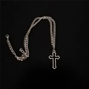 Imagen del producto Magnífico Collar Gótico de Cruz Hueca | Compra online en Tiendafiable